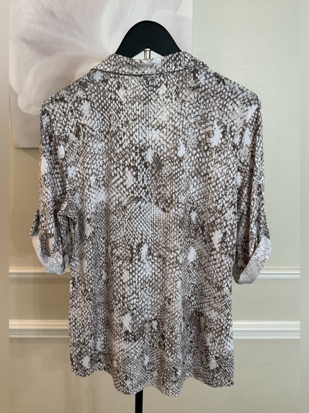 Jones New York Snake-Print V-Neck Blouse! Size Medium. π - Picture 6 of 12